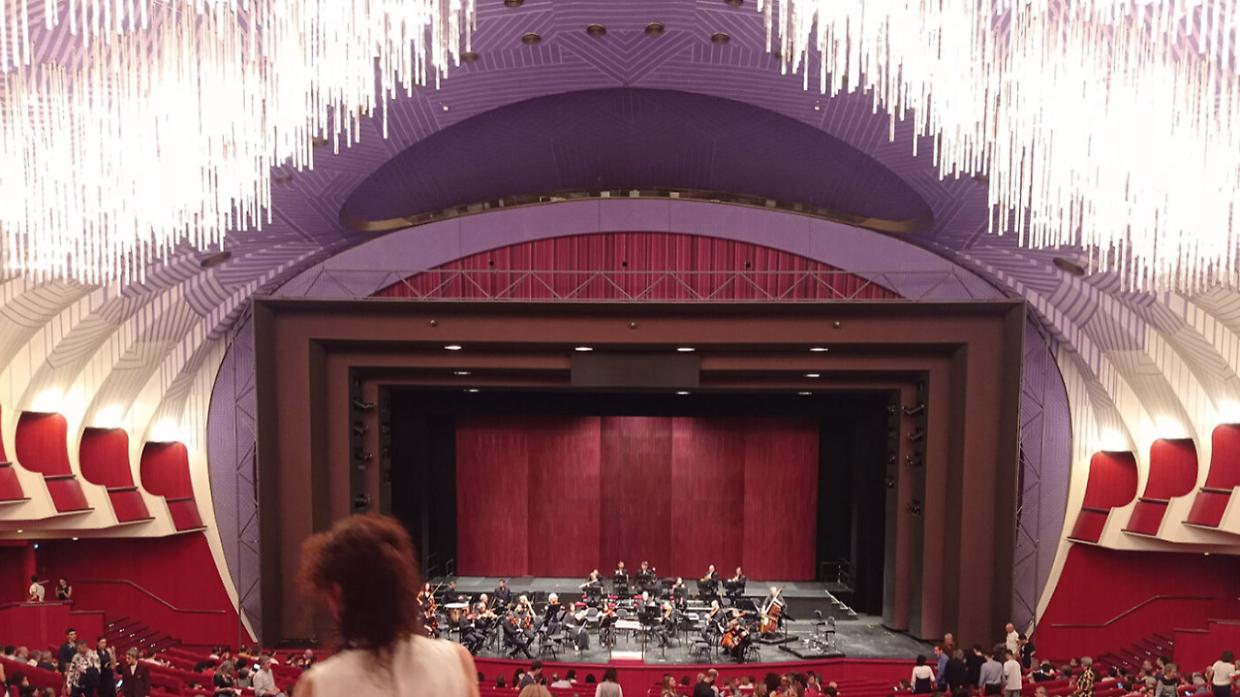 Al Teatro Regio di Torino il viola sfida la superstizione