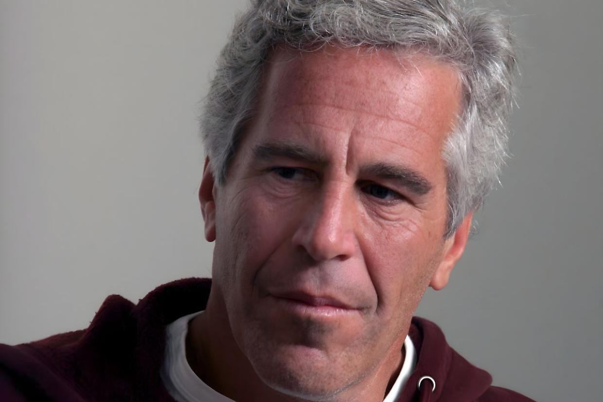 Il "sistema sanitario" di Jeffrey Epstein: esami forzati e umiliazioni nelle chat inedite