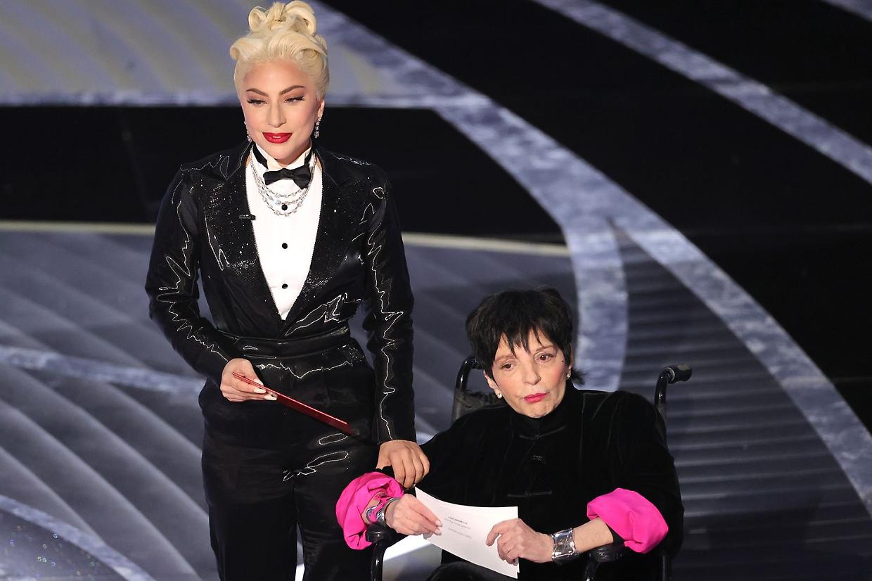 Liza Minnelli accusa Lady Gaga: "Agli Oscar mi costrinse sulla sedia a rotelle contro la mia volont&agrave;"