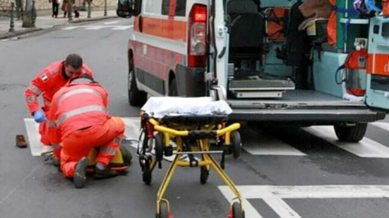 Nichelino, Panda si ribalta dopo l&rsquo;impatto con un autocarro: donna al Cto, caos all&rsquo;incrocio