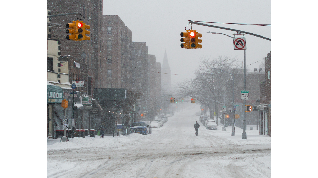 New York in stato di emergenza: la bufera di neve blocca aerei e scuole