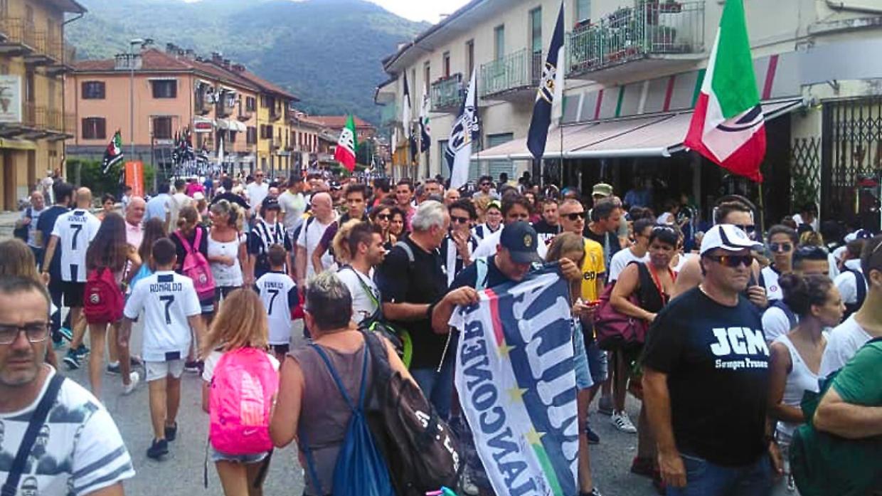 Villar Perosa invasa dai tifosi della Juventus il giorno dell'esordio di Cristiano Ronaldo con la maglia bianconera