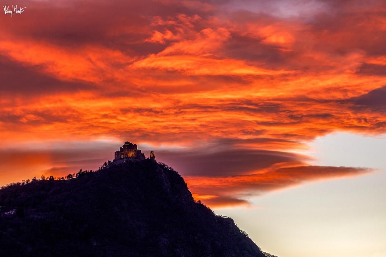 Cielo rosso sopra la Sacra di San Michele