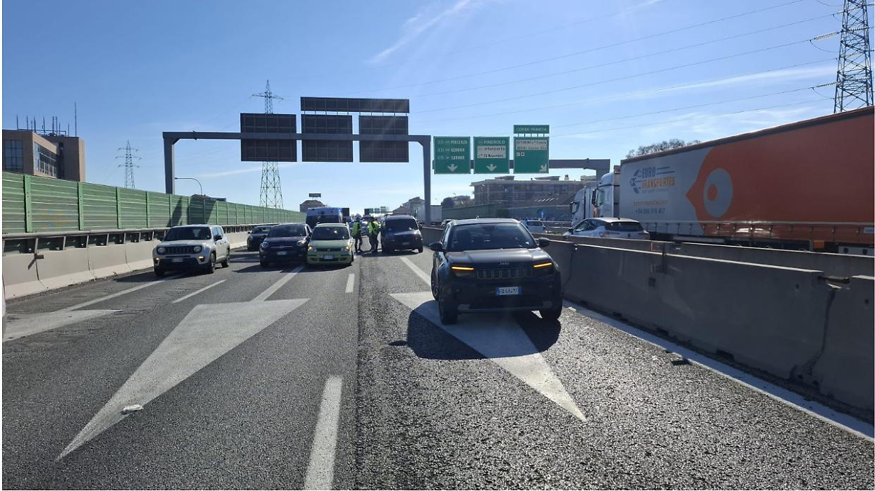 Incidente su Corso Francia verso Milano: quattro veicoli coinvolti, un ferito