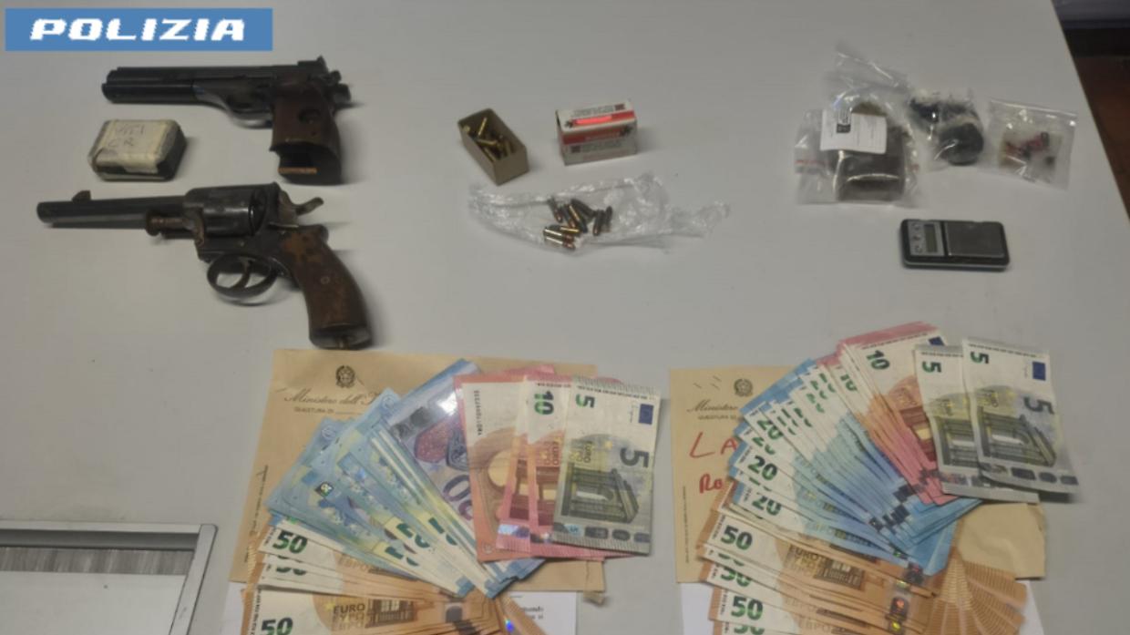 Mirafiori Sud, blitz della polizia: due 24enni arrestati per droga e armi nascoste