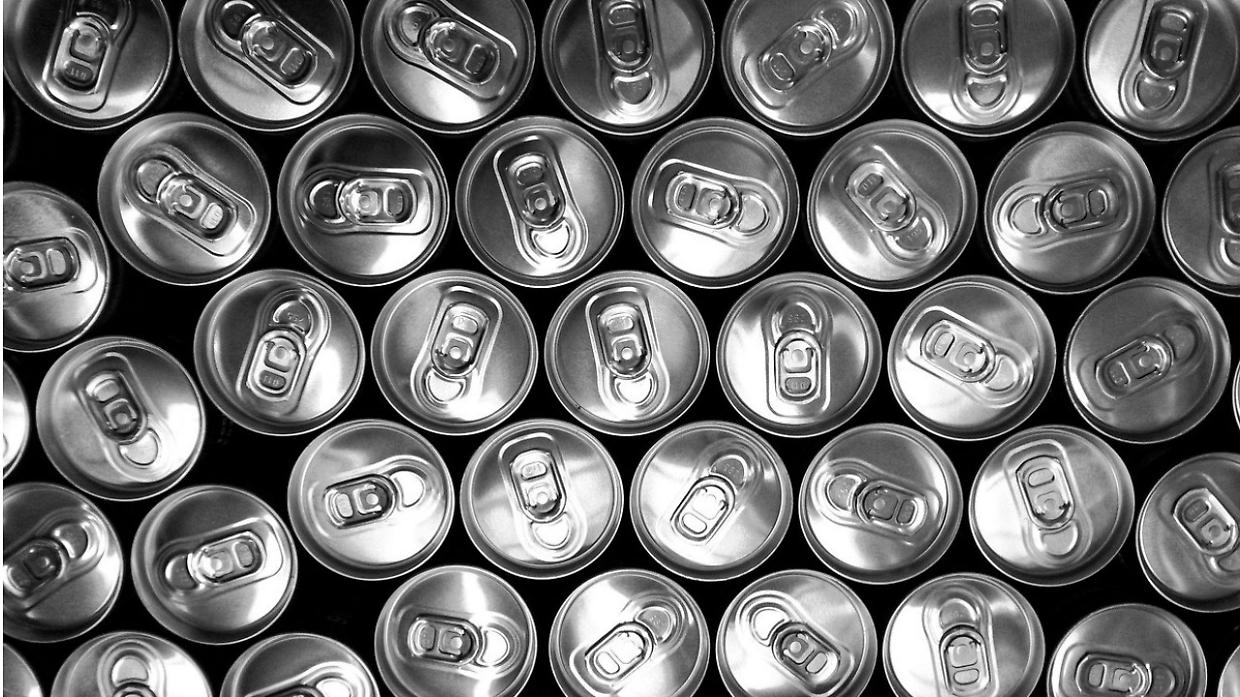 Lattine vietate nei supermercati: cosa sta succedendo dopo il bando Ue sul Bisfenolo A