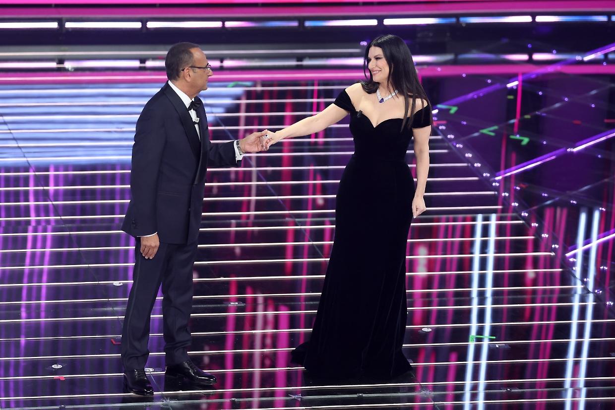 Tutti salutano Pippo, poi entra un ospite a sorpresa: si alza il sipario dell'Ariston