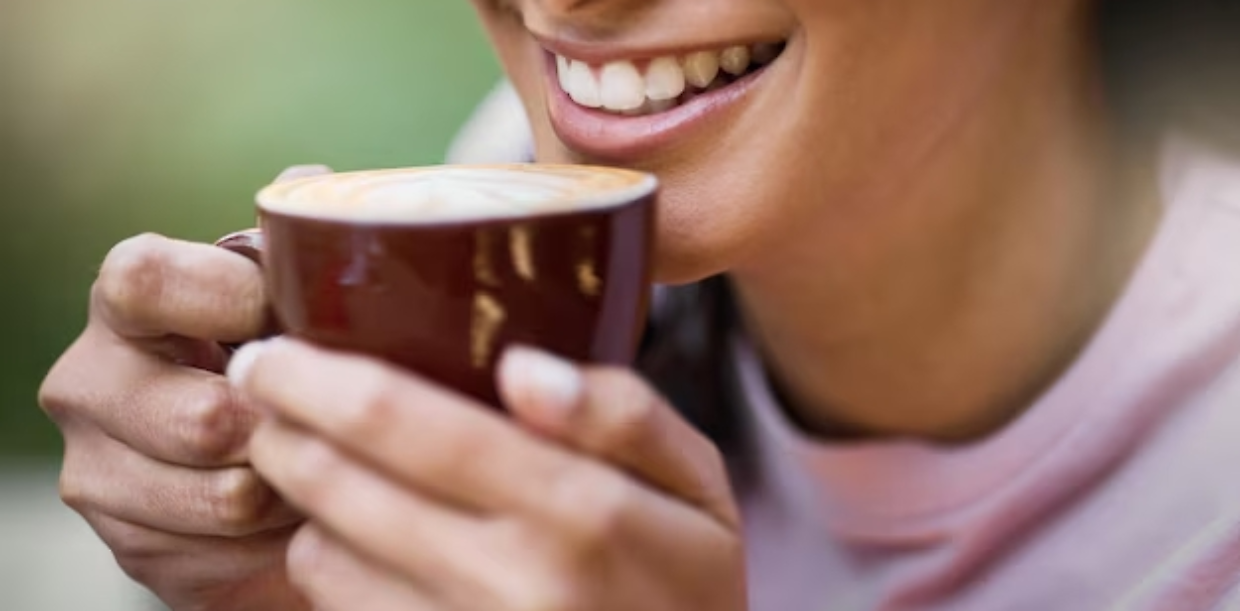 &iquest; &Egrave; meglio lavarsi i denti prima o dopo il caff&egrave;? la guida per non macchiare il sorriso