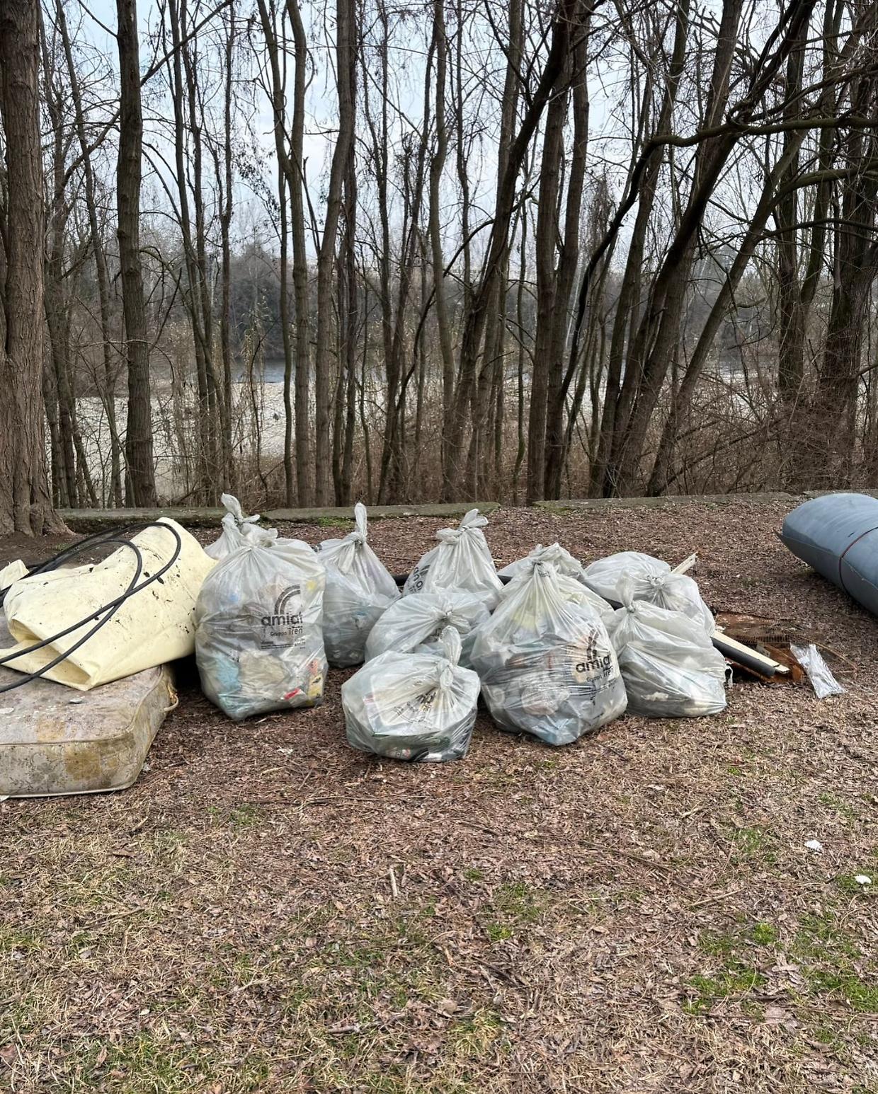 Tre volontari raccolgono 190 chili di rifiuti