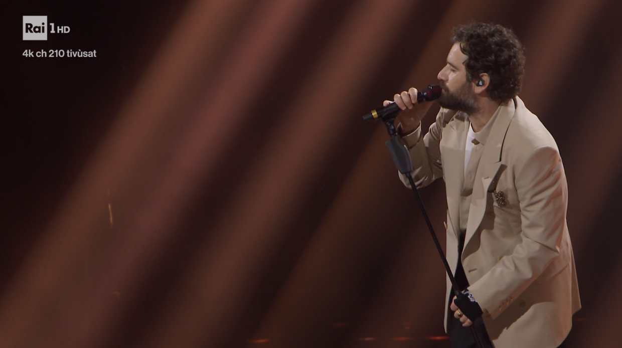 Perch&eacute; Tommaso Paradiso ha la mano fasciata a Sanremo? Ecco cosa &egrave; successo