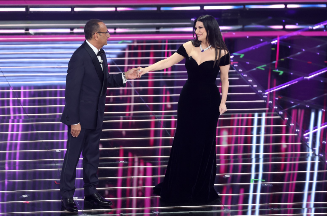 Tutti salutano Pippo, poi entra un ospite a sorpresa: si alza il sipario dell'Ariston