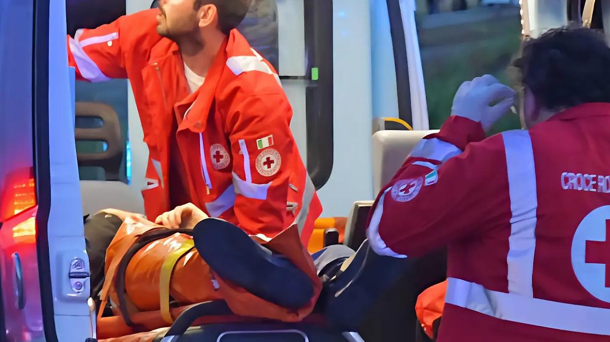 Settimo Torinese: 65enne si taglia il polso in cucina, panico tra i vicini 