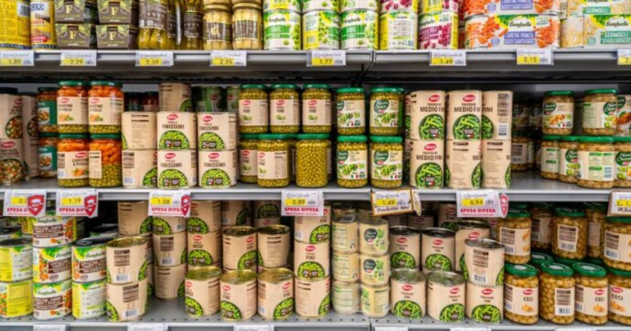 Attenzione ai barattoli &ldquo;fuori legge&rdquo;: cosa nascondono le lattine sugli scaffali