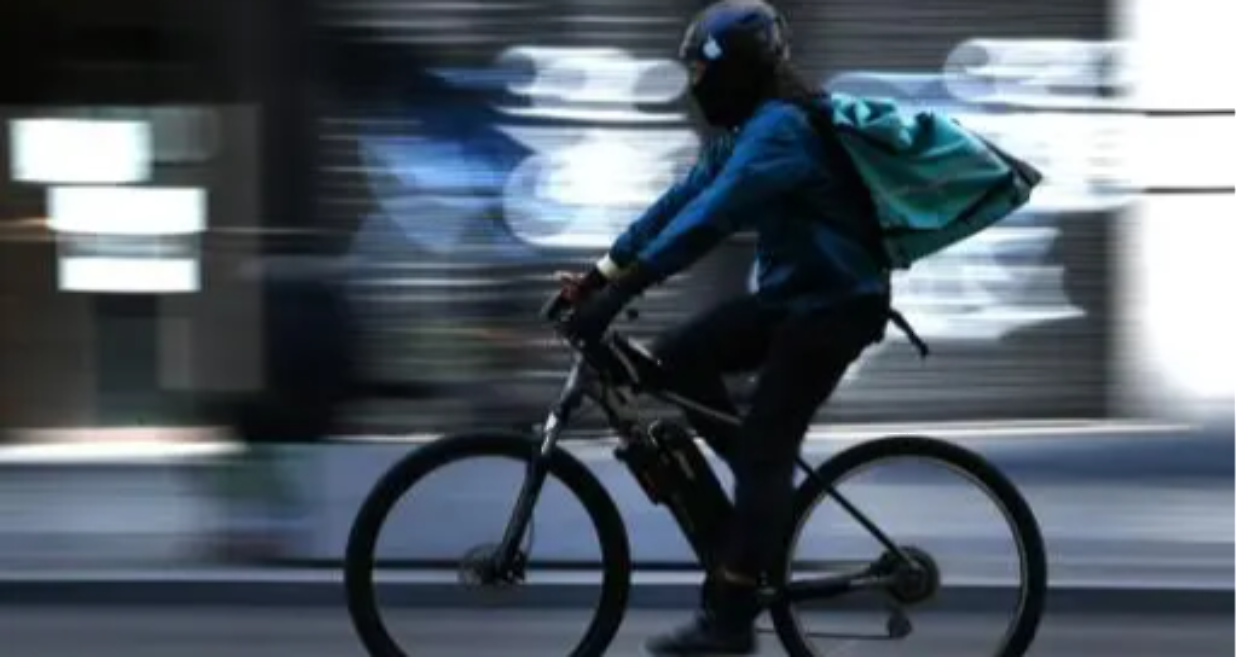 Deliveroo sotto controllo giudiziario: paghe da fame per migliaia di rider