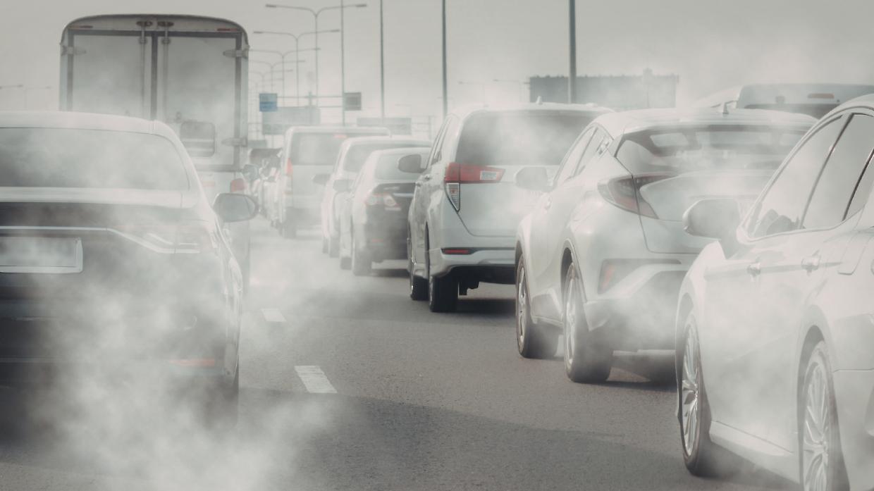Peggiora l'inquinamento dell'aria, il semaforo antismog sale al livello rosso. Stop ai veicoli diesel
