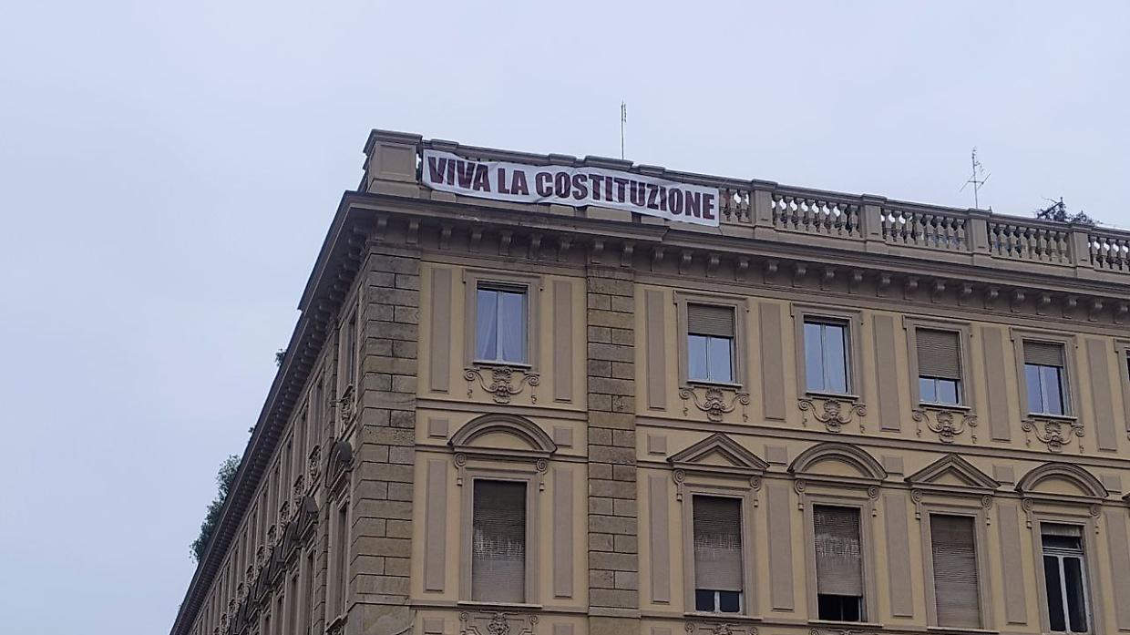 Dal "Viva Mattarella" al "Viva la Costituzione": il balcone di piazza San Carlo lancia un nuovo messaggio