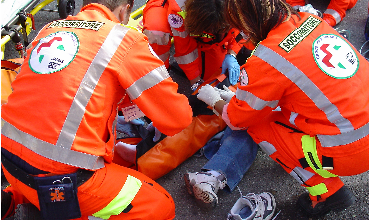 Malore in treno a Settimo Torinese, convoglio fermo in stazione: passeggero soccorso da 118 e vigili del fuoco