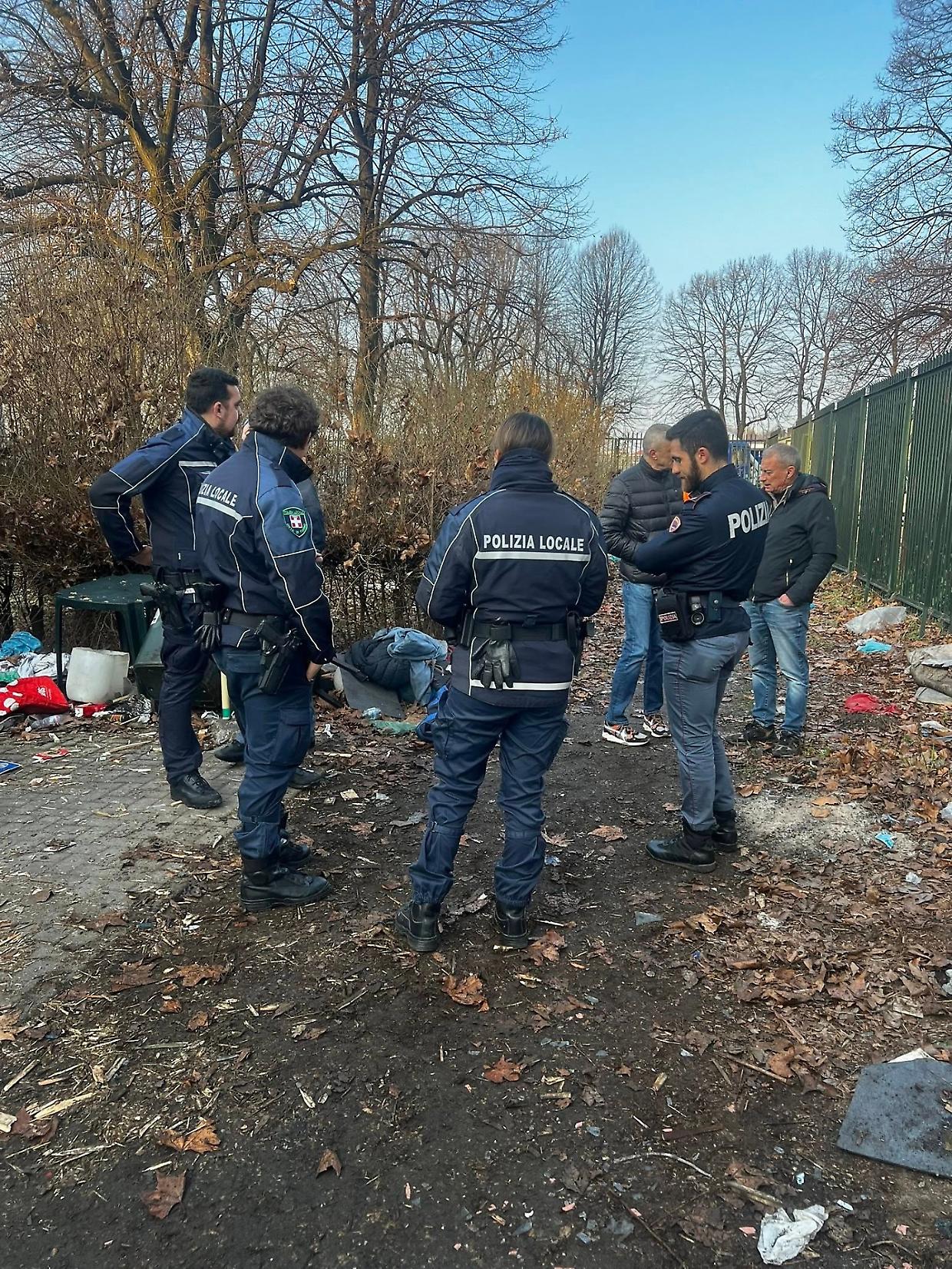 Piscine Sempione, blitz all&rsquo;alba: sgombero e maxi pulizia prima della riqualificazione