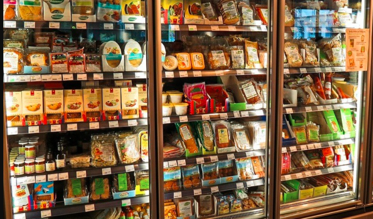 Cibi ultra-processati: la dipendenza nascosta nel piatto che nuoce pi&ugrave; delle sigarette