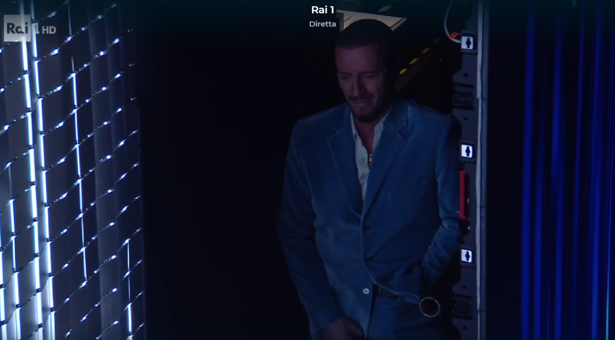 Beccato, ma cosa stava facendo Raf?