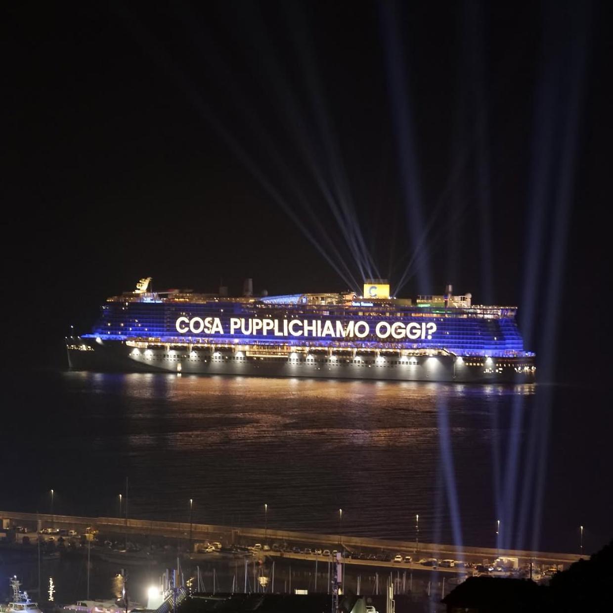 Sanremo 2026: sulla Costa Toscana appare &ldquo;COSA PUPPLICHIAMO OGGI?&rdquo; che fa impazzire il web