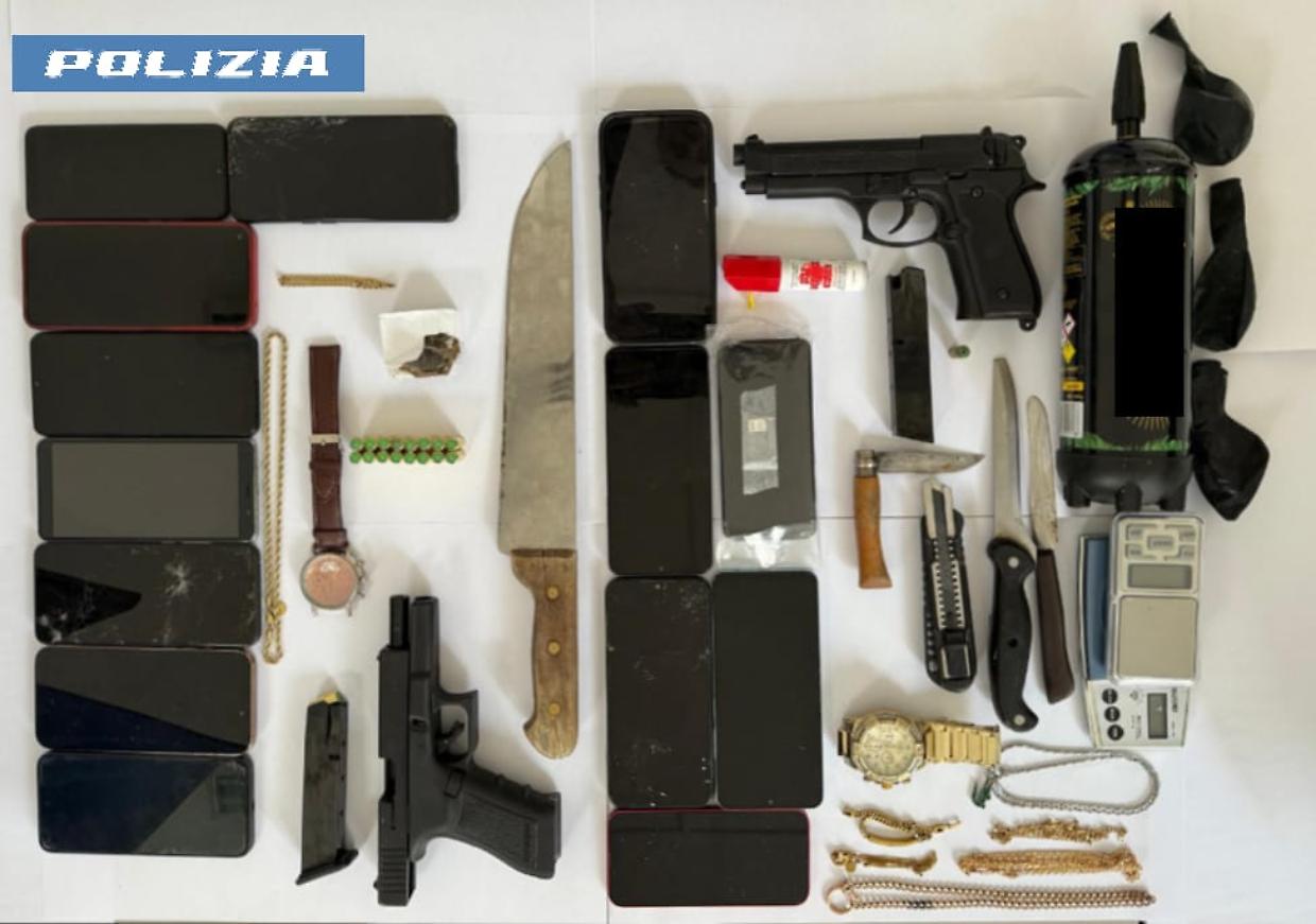 Rapine in pieno giorno a Torino: presi i &ldquo;rapinatori di studenti&rdquo;, arsenale in casa