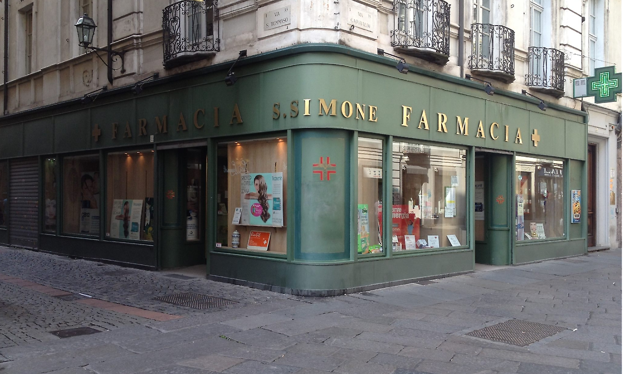 Torino, spaccate a catena in via Garibaldi: nel mirino la farmacia San Simone e altri negozi