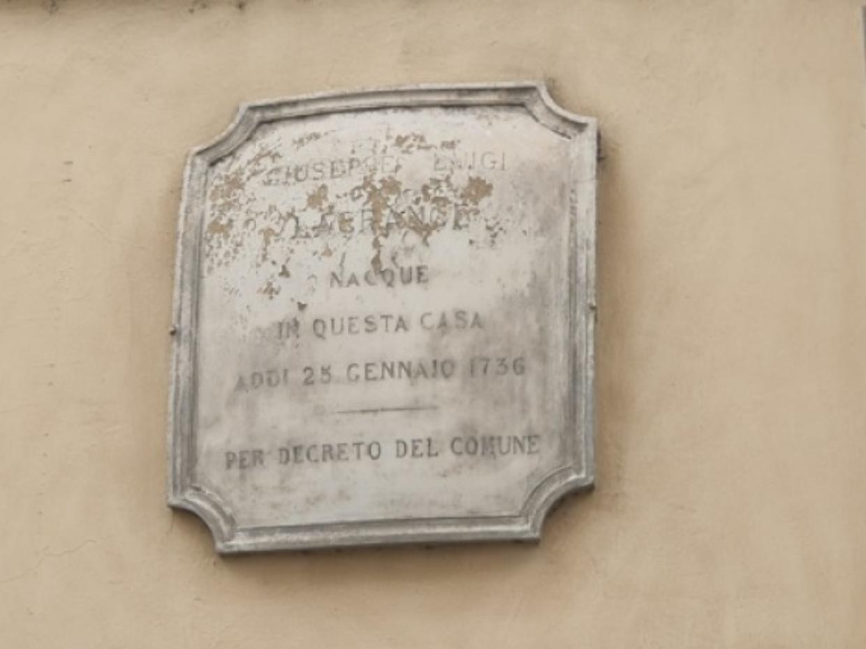 Via Lagrange, targa illeggibile sul palazzo natale del matematico torinese