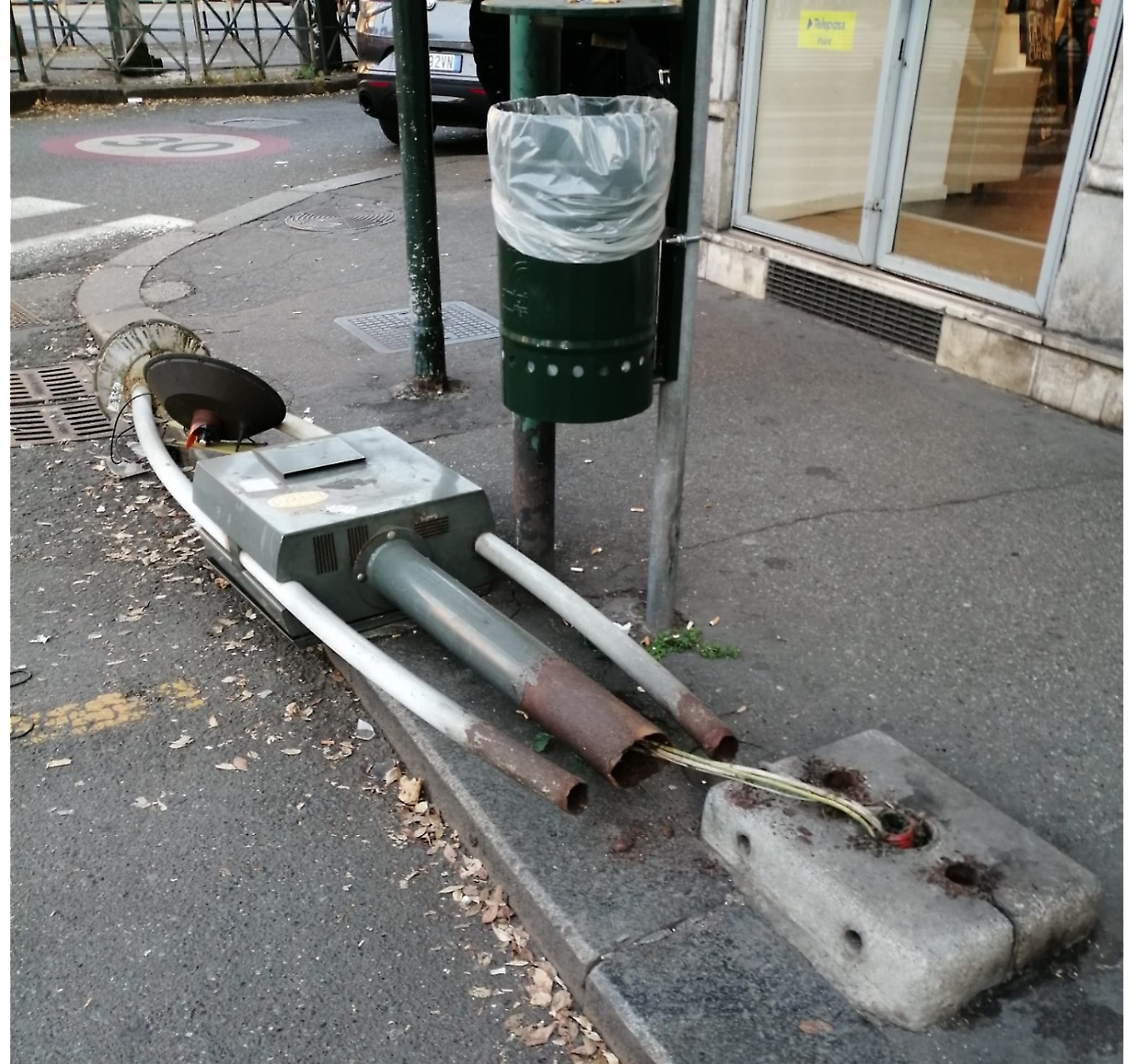 Piazza Sabotino, segnalata una palina telefonica della stazione taxi in condizioni di rischio