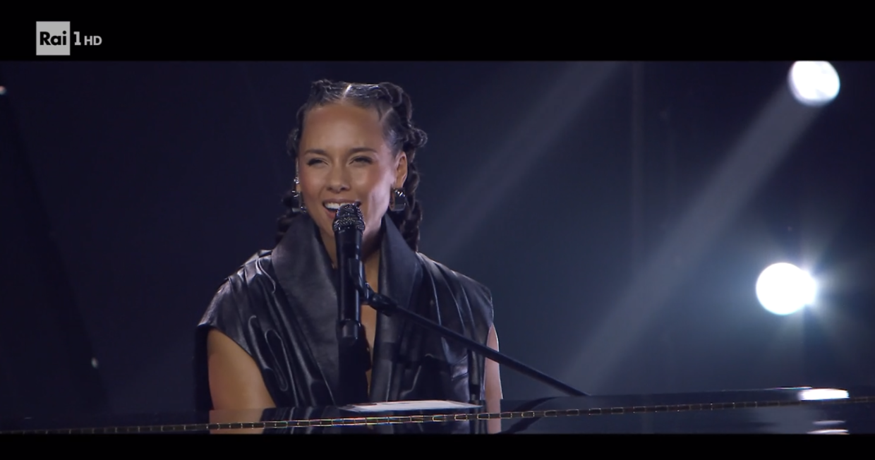 Sanremo 2026, Alicia Keys canta in italiano: anche il suo &ldquo;gobbo&rdquo; diventa virale