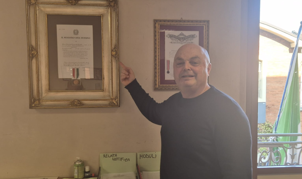 Massimo Sacchi, 60 anni, mostra la medaglia ricevuta