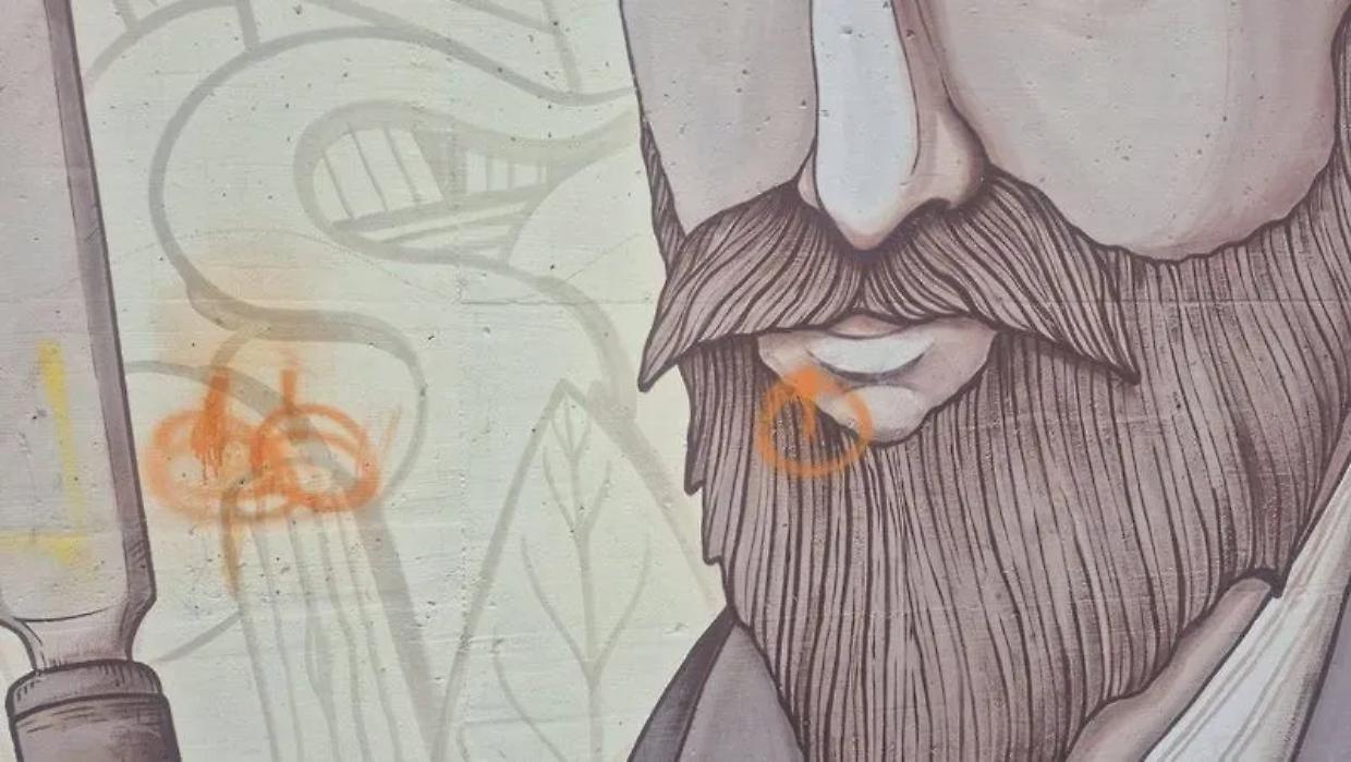 La Loggia, imbrattato con disegni osceni il murale della piazza, il sindaco invita alla confessione