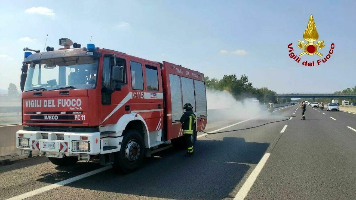 Camion nel fosso a Rivarolo Canavese: sabbia dispersa, autista illeso, recupero con autogru