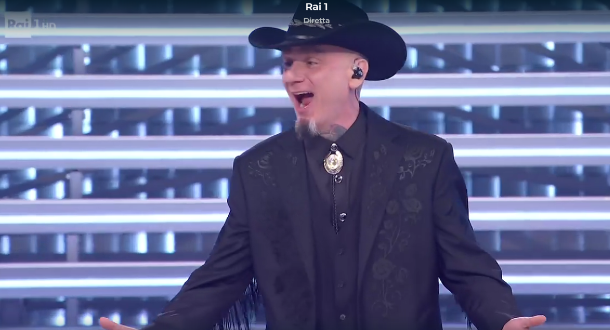 Finale di Sanremo: aperto il televoto. Ma si pensa anche alla guerra