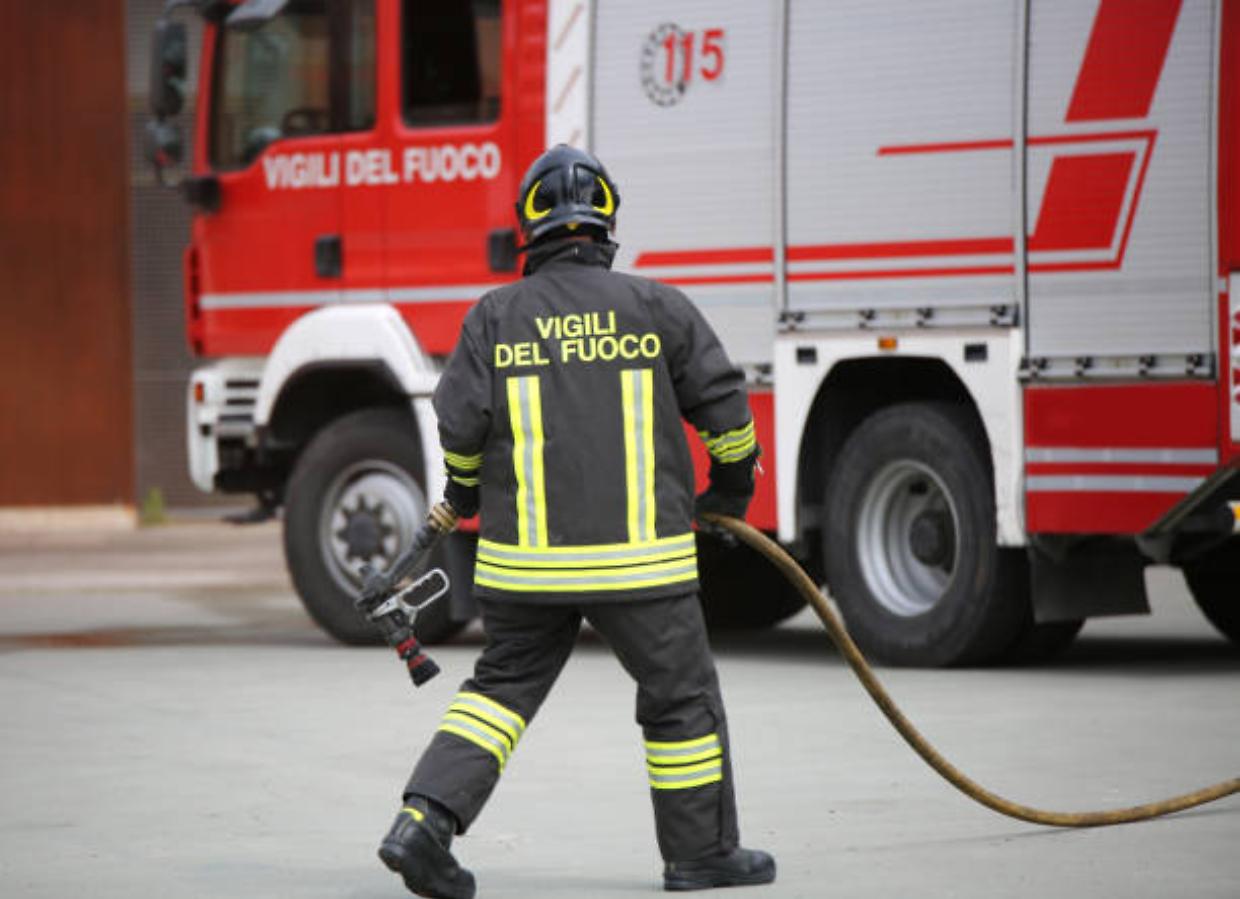 Vinovo, paura in frazione Garino, incendio devasta il tetto di un edificio in via Sestriere