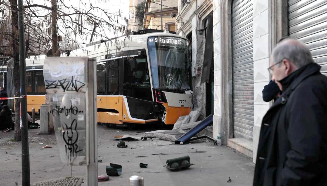 Tram deragliato a Milano, due morti e 49 feriti: l&rsquo;ipotesi del malore del conducente