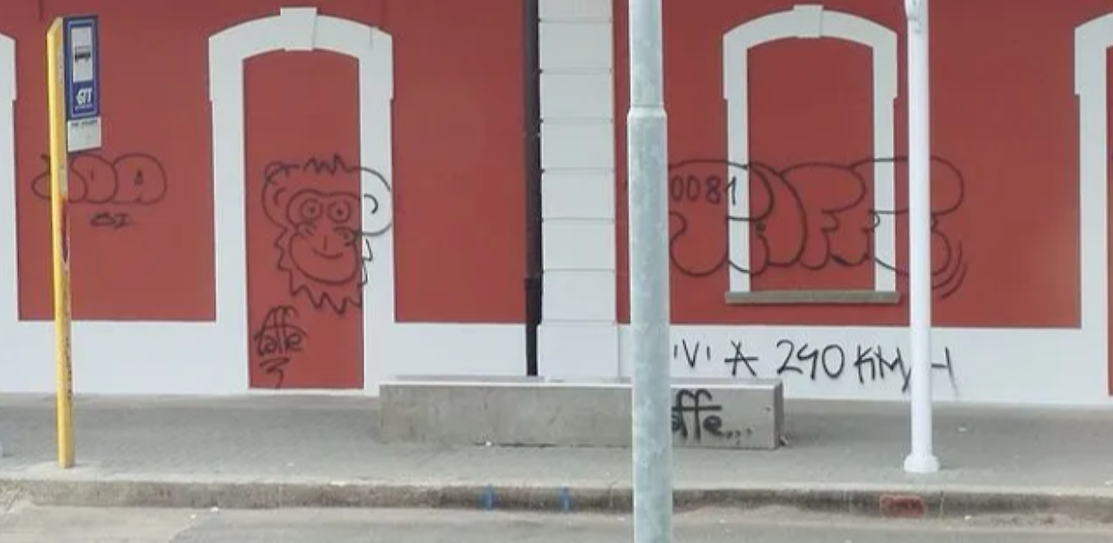 Castellamonte, il muro della ex stazione appena ripulito &egrave; gi&agrave; imbrattato: rabbia e domande