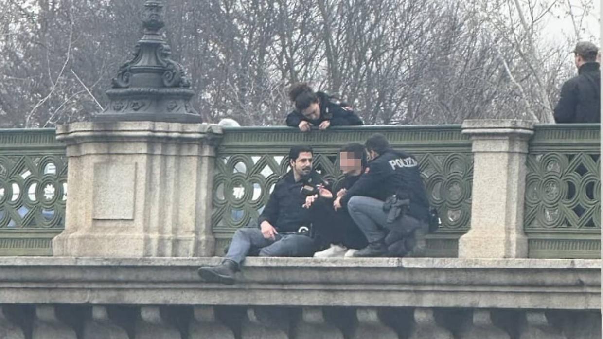 I poliziotti salvano il ragazzo