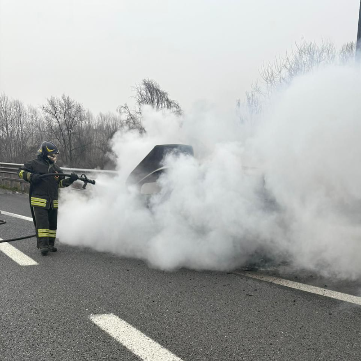 Tangenziale nord di Torino, auto in fiamme allo svincolo di Borgaro