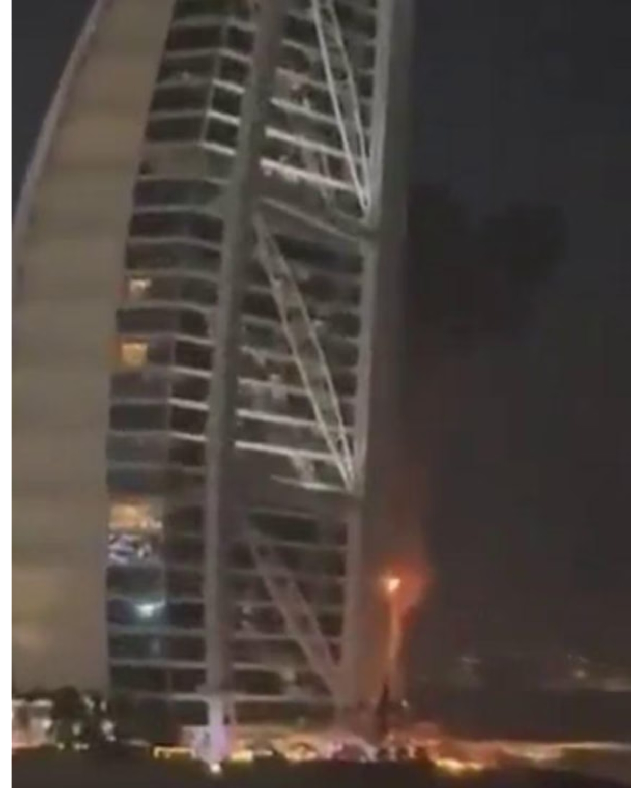 Lampi nel cielo di Dubai, studenti torinesi bloccati: &ldquo;Abbiamo sentito un&rsquo;esplosione&rdquo;