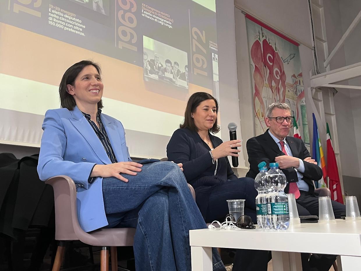 L'abbraccio prima di "passare all'attacco": l'incontro Schlein e Landini