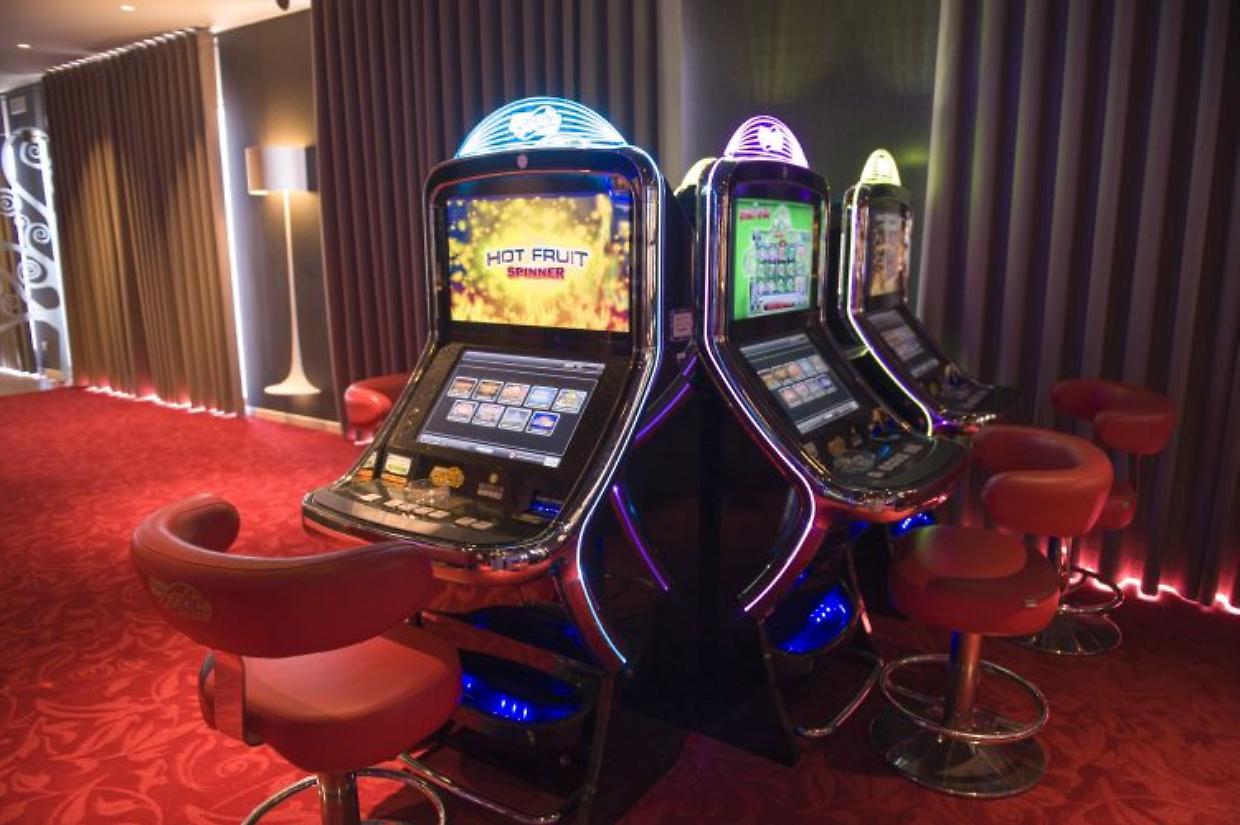 Auto ariete contro la sala giochi, poi la fuga e l&rsquo;incidente a Pinerolo: arrestato 33enne