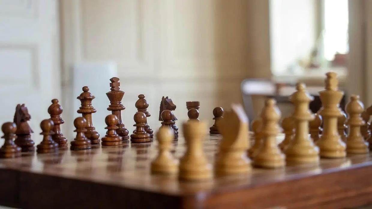 Moncalieri accoglie tutti al gioco degli scacchi in biblioteca