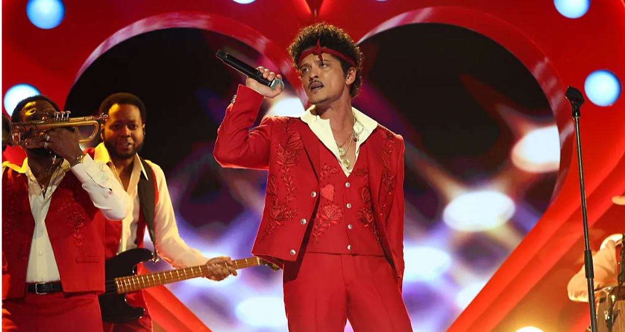 Bruno Mars conquista Parigi: sold out in 5 minuti e l'annuncio del nuovo album "The Romantic"