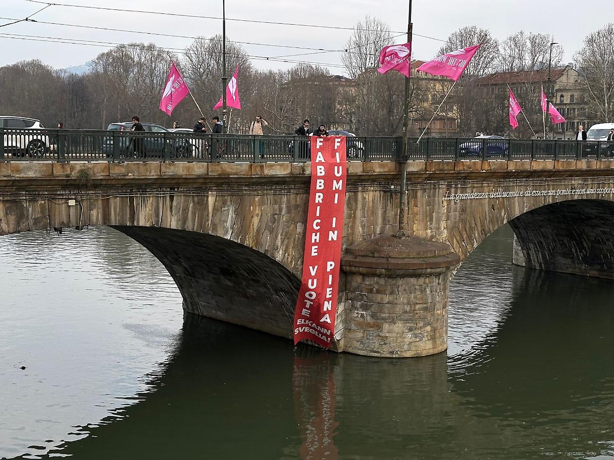 Torino, striscione sul Po di Fridays For Future: &laquo;Fabbriche vuote e fiumi in piena, Elkann sveglia&raquo;