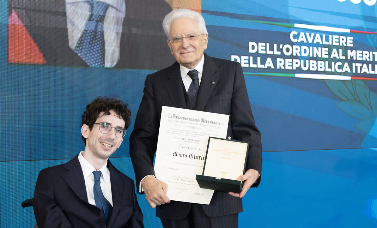 Sergio Mattarella premia Mauro Glorioso (foto Quirinale)