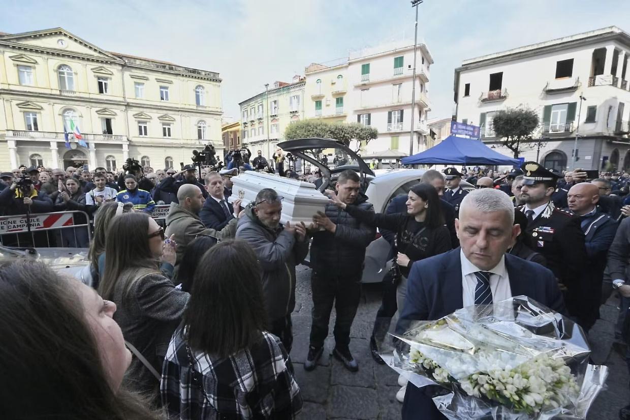 Funerali a Nola per il piccolo Domenico, presente anche il premier Meloni