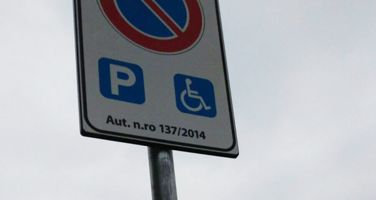Nichelino, parcheggi disabili: 400 permessi nel 2025 e tolleranza zero contro gli abusi