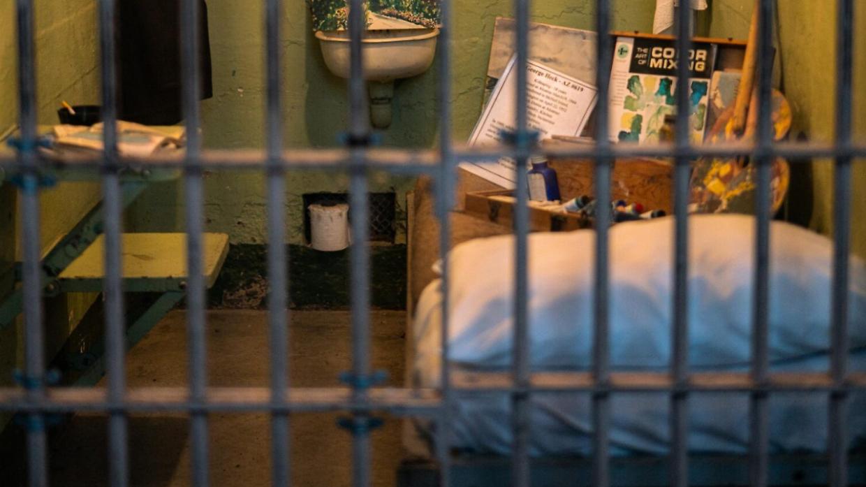 Carcere di Torino, detenuto aggredisce due agenti con stampelle e calci