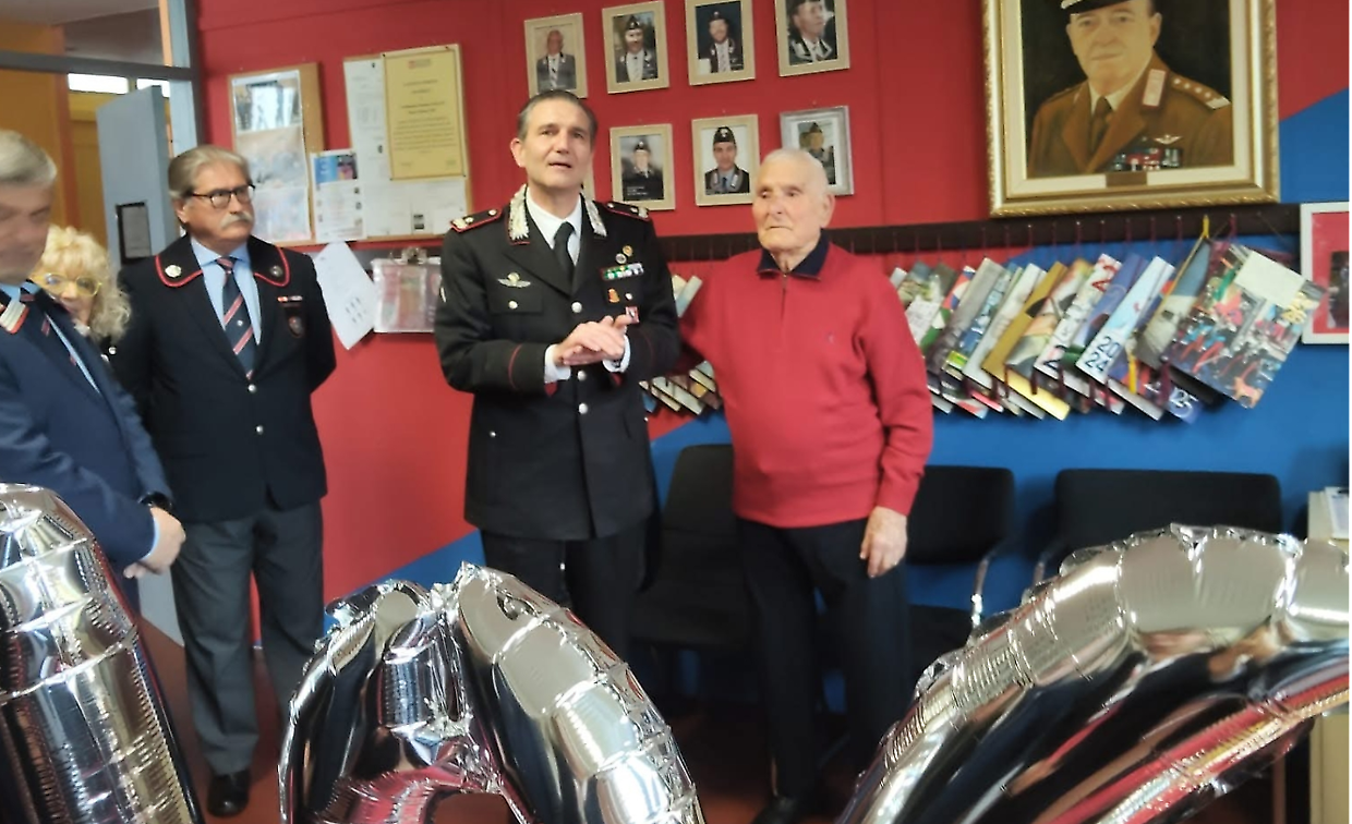 il carabiniere pi&ugrave; anziano d&rsquo;Italia compie 104 anni: nichelino abbraccia michele melfa